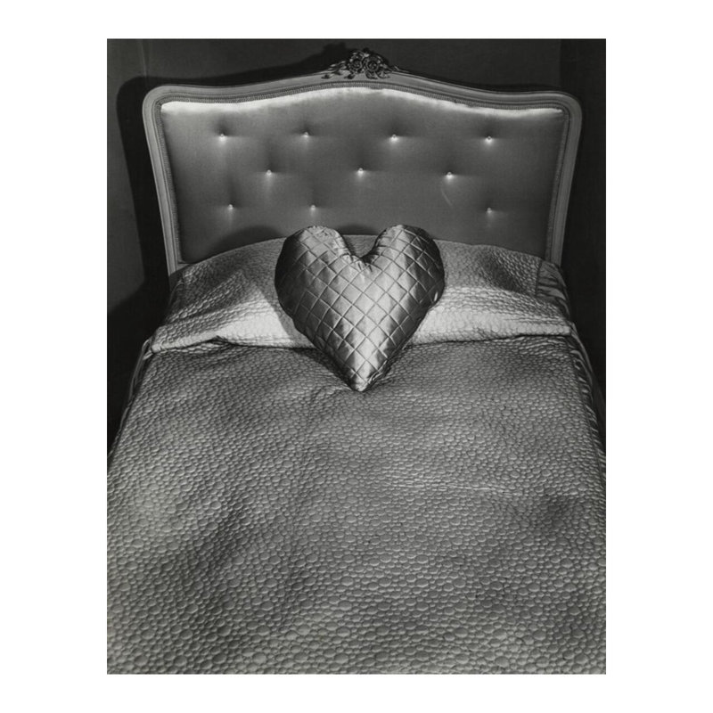 [Coussin déchirant] par Weegee - Impression giclée, H 20 po x l 16 po