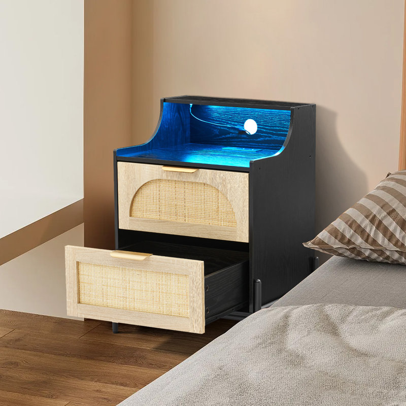 Table de chevet Boho en rotin noir avec station de charge et lumière DEL, table de chevet 3 tiroirs en bois L 23,6 po x l 15,4 po x H 22,1 po pour le salon de la petite chambre, noir