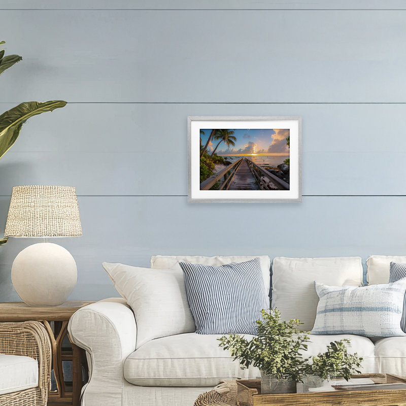 «Tropical Beach Dock», reproduction encadrée sous verre, design par LSR Creative Studio, Cadre de ferme gris