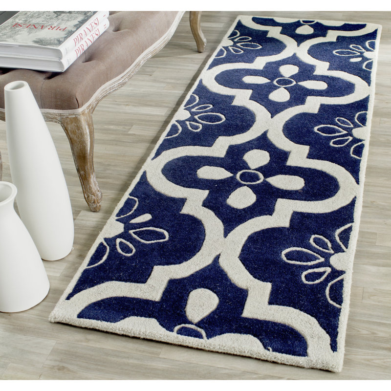 Tapis bleu foncé / ivoire en laine touffeté à la main Carolene, Tapis de couloir 2 pi 3 po x 7 pi