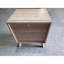 Table de chevet à deux tiroirs de couleur chêne, armoire de chevet moderne de style médiéval, table de chevet avec poignées en métal, unité simple