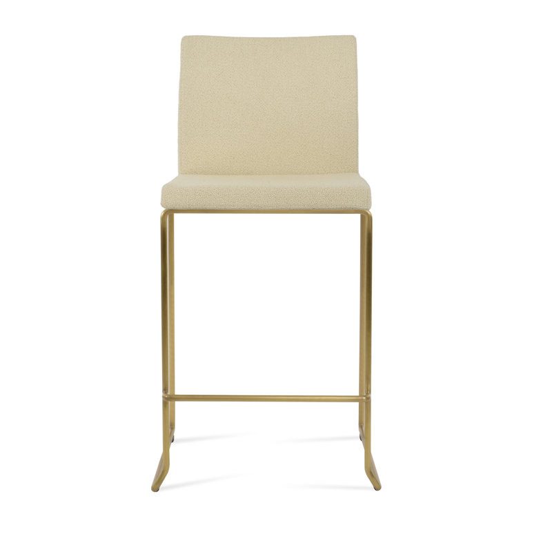 Tabouret de bar et de comptoir empilable en laine Aria, Beige, Laiton, Tabouret de comptoir (siège d’une hauteur de 24