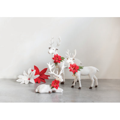 Cerf debout en feutre avec des cloches de poinsettine