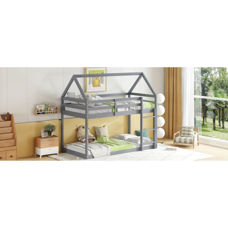 Lit simple en bois d'hévéa au-dessus d'un lit superposé gris, avec un élément en forme de maison charmante