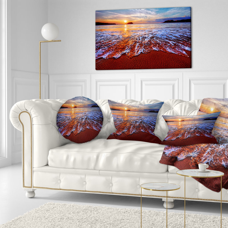 Coussin lombaire à coucher de soleil coloré à coucher de mer avec des eaux vives