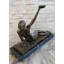 Sculpture l'oiseau à la main
