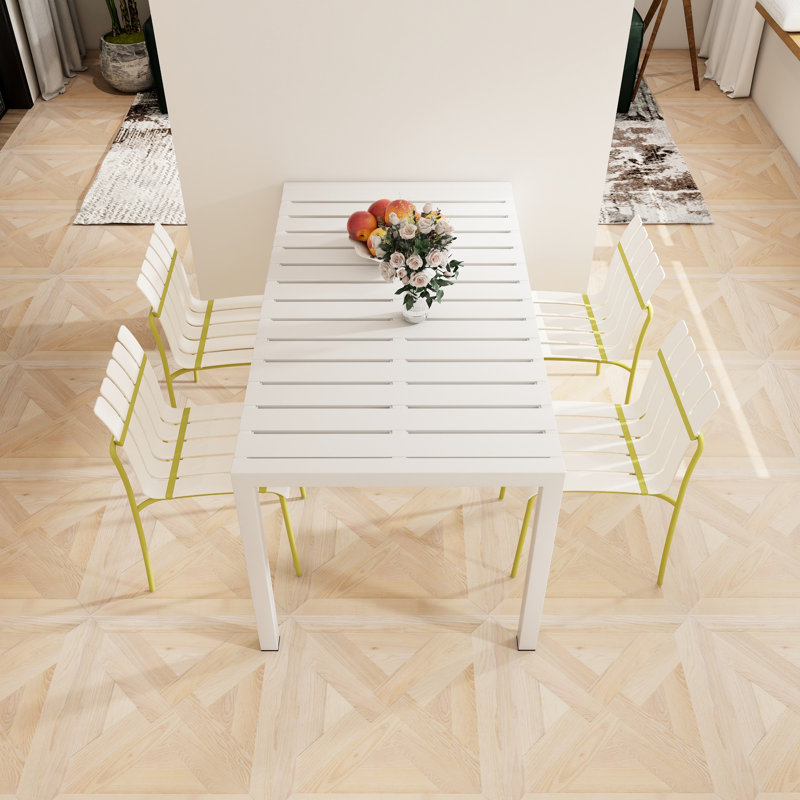 4 chaises à blocs de couleur à rayures modernes avec siège en PP imperméable blanc et jaune et pieds en métal, table de 55 pouces de long, utilisation intérieure / extérieure, métal de table léger, durabilité toutes saisons, structure rouille,