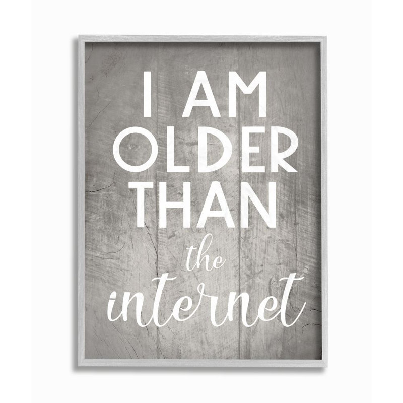 «I Am Older Than the Internet» par Daphne Polselli, reproduction d'art textuel, H 14 po x l 11 po x P 1,5 po