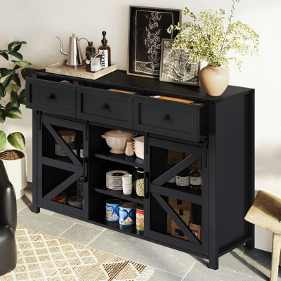 Buffet industriel avec portes de grange coulissantes et tablettes réglables