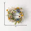 Couronne en plastique artificielle avec fleurs sauvages-1641010281