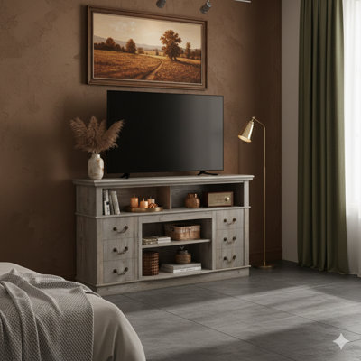 Console de divertissement traditionnelle rustique en gris clair, offrant un rangement ouvert et fermé pour les téléviseurs jusqu'à 65 pouces. Mesure l 60 po x P 15,75 po x H 34,25 po.