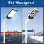 Lampadaires solaires 8600W d'extérieur avec capteur de mouvement, éclairage crépuscule à l'aube de 320 °, IP66 imperméable pour les stationnements commerciaux, les cours et les parcs (paquet de 2)