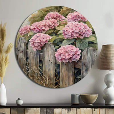 Ferme hortensias par la clôture II - art mural en métal rose traditionnel, impression d'hortensias sur un cercle en métal