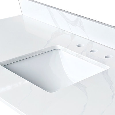 Comptoir-lavabo en quartz de 155 cm (61 po), épaisseur de 1,9 cm (3/4 po), avec lavabo central à cuve unique encastré, dosseret de 10 cm (4 po) de hauteur, 3 trous prépercés pour robinetterie, résistant aux taches et à la chaleur, quartz de Carrare veiné