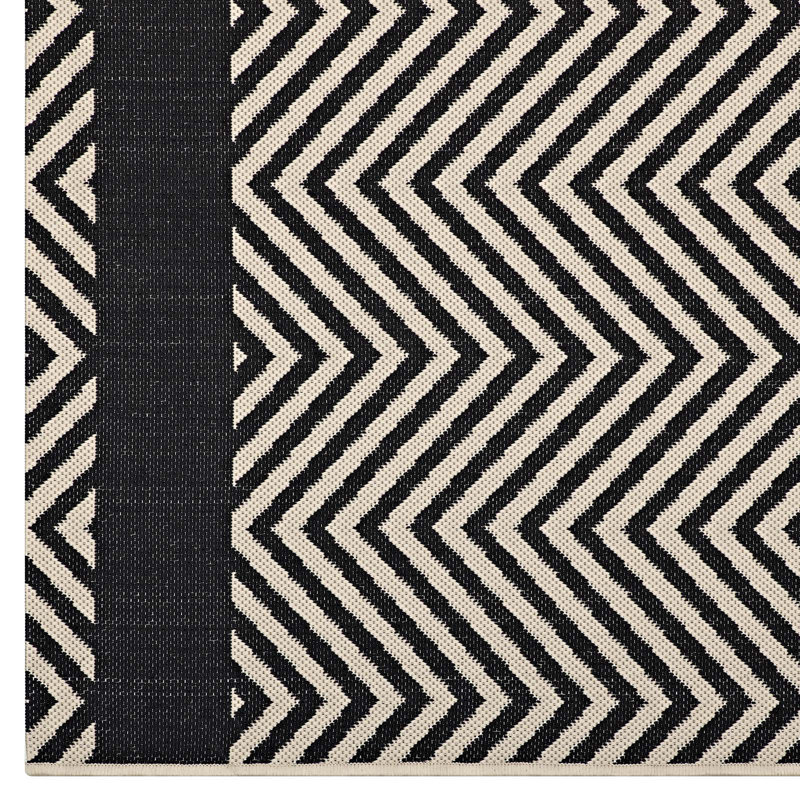 Tapis intérieur et extérieur à chevrons avec extrémités Optica, Rectangle de 5 pi x 8 pi, Noir / Beige