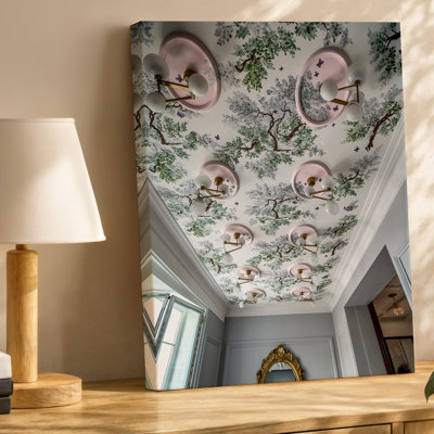 Toile un magnifique plafond orné avec un papier peint complexe représentant des arbres luxuriants et des papillons délicats reproduits sur toile