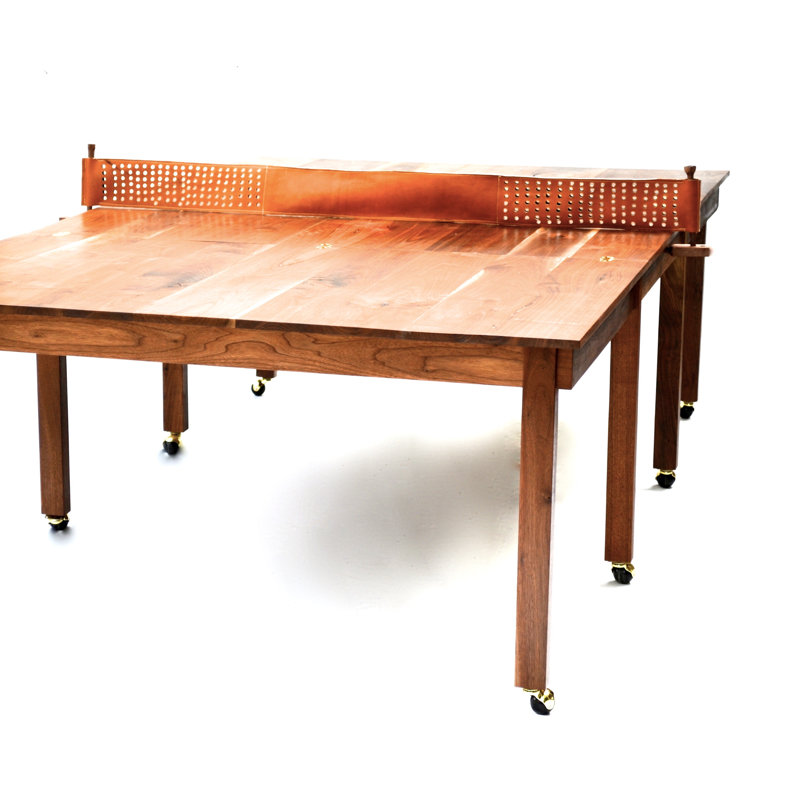Table de tennis de table avec raquettes
