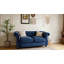 Canapé Chesterfield classique avec capitonnage à boutons profonds, détails cloutés et accoudoirs roulés pour un confort élégant
