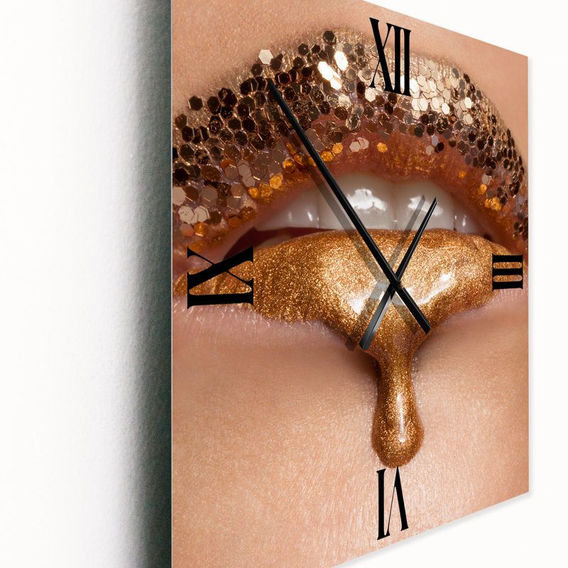 Gros plan d'une horloge murale à lèvres liquides, Petit