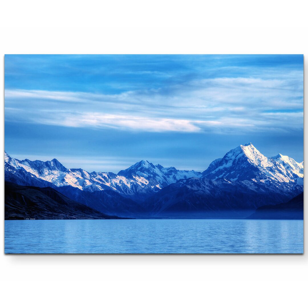 Leinwandbild Gletschersee mit Bergen im Hintergrund