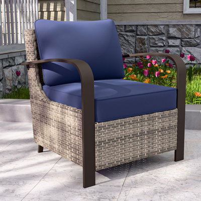 Méridienne de patio brun en osier, accoudoir courbé en métal, coussin