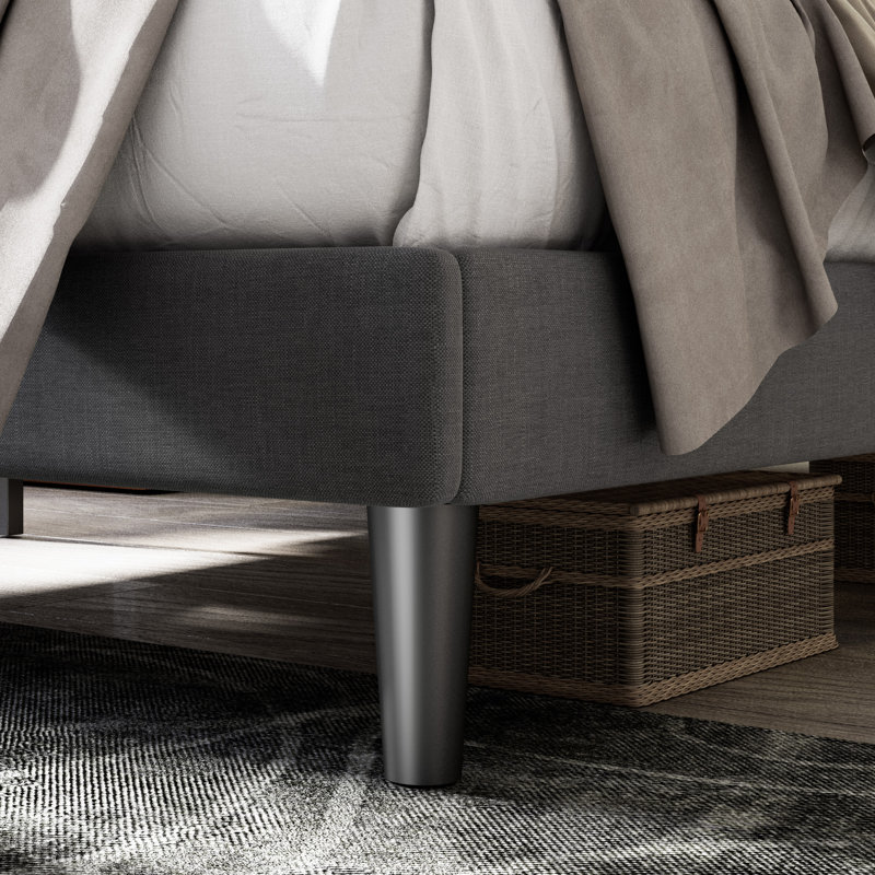 Lit plateforme tapissier Hegg avec tête de lit à lattes de bois incluse, Gris foncé, Grand