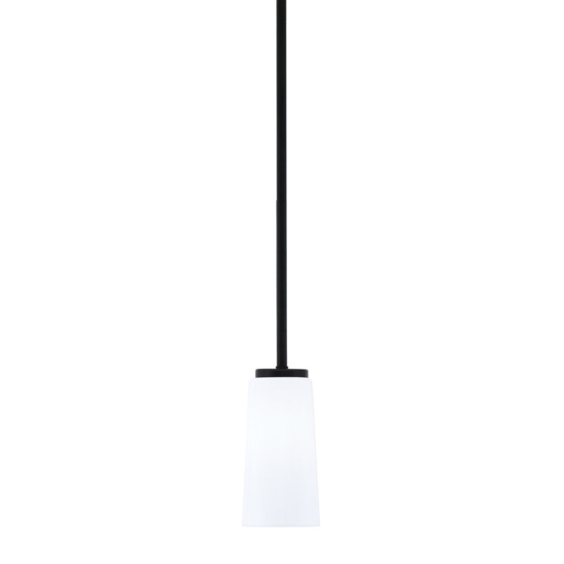 Suspension Arrigo Stem Hung Mini présentée en finition noir mat avec verre opale blanc de 12,7 cm de largeur x 24,8 cm de hauteur