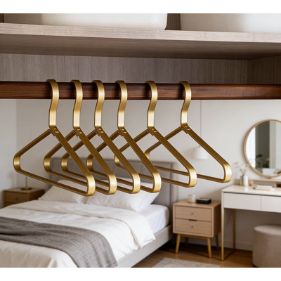 Paquet de 6 cintres en aluminium doré mat de qualité supérieure, cintres robustes en métal de conception mince pour chemises, robes et manteaux, cintres antidérapants lisses et antidérapants