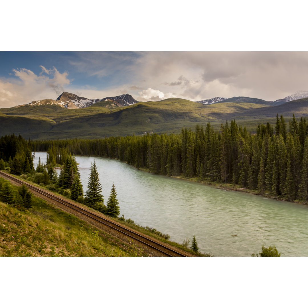 Moraine Lake Banff von Sergeyba - Leinwand Kunstdrucke