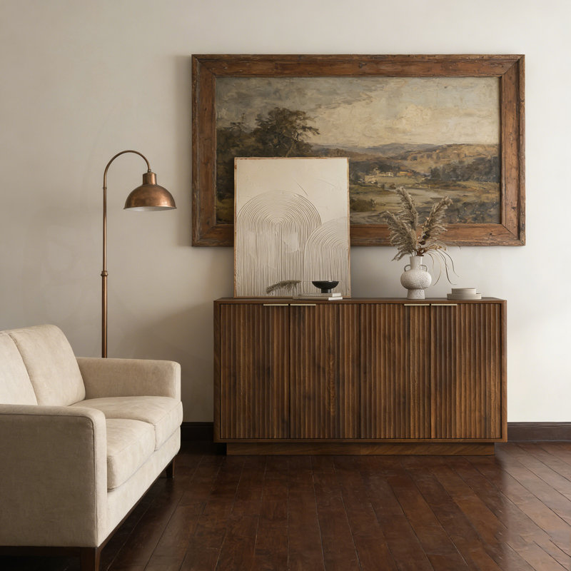 Buffet moderne avec panneaux cannelés et tablettes réglables pour un rangement polyvalent et une présentation élégante.