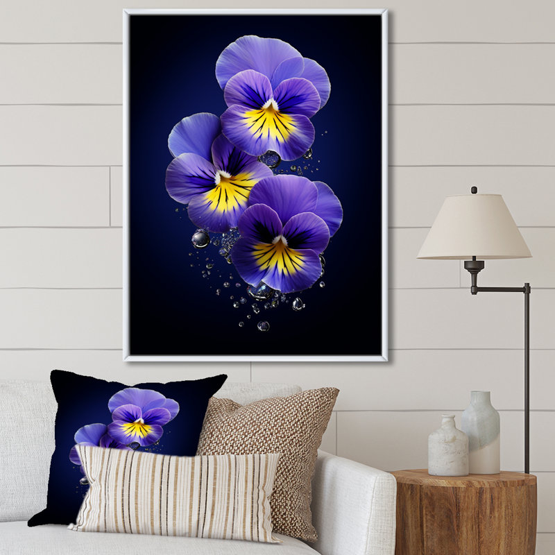 Pensées mauves illuminées au clair de lune I, H 44 po x l 34 po x P 1,5 po, Cadre flottant blanc