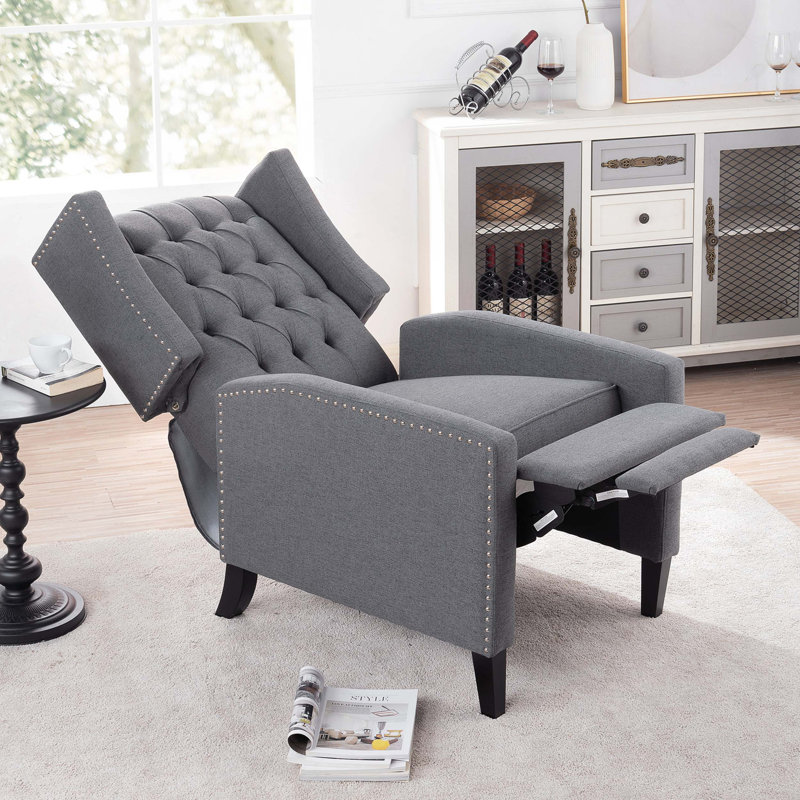 Fauteuil à oreilles inclinable confortable en tissu pour le salon avec garniture cloutée élégante