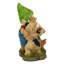 Statue de gnome heureux comme un cochon en pente