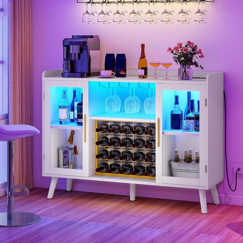 Meuble-bar à vin moderne avec éclairage DEL, prises électriques, rangement pour verres et buffet.