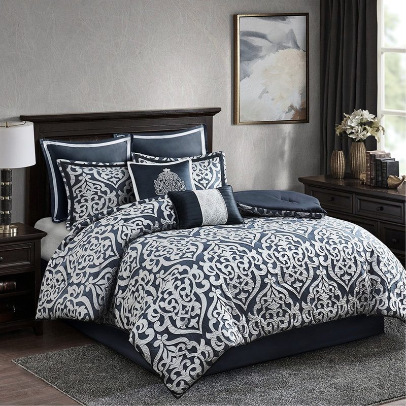 Édredon pour grand lit 8 pièces. Bleu marine / argent. Médaillon séduisant. Remplir. Comprend 1 édredon, 2 taies décoratives européennes, des coussins décoratifs et une jupe de lit. Lavable à la machine pour grand lit. Tissage gracieux. Comprend
