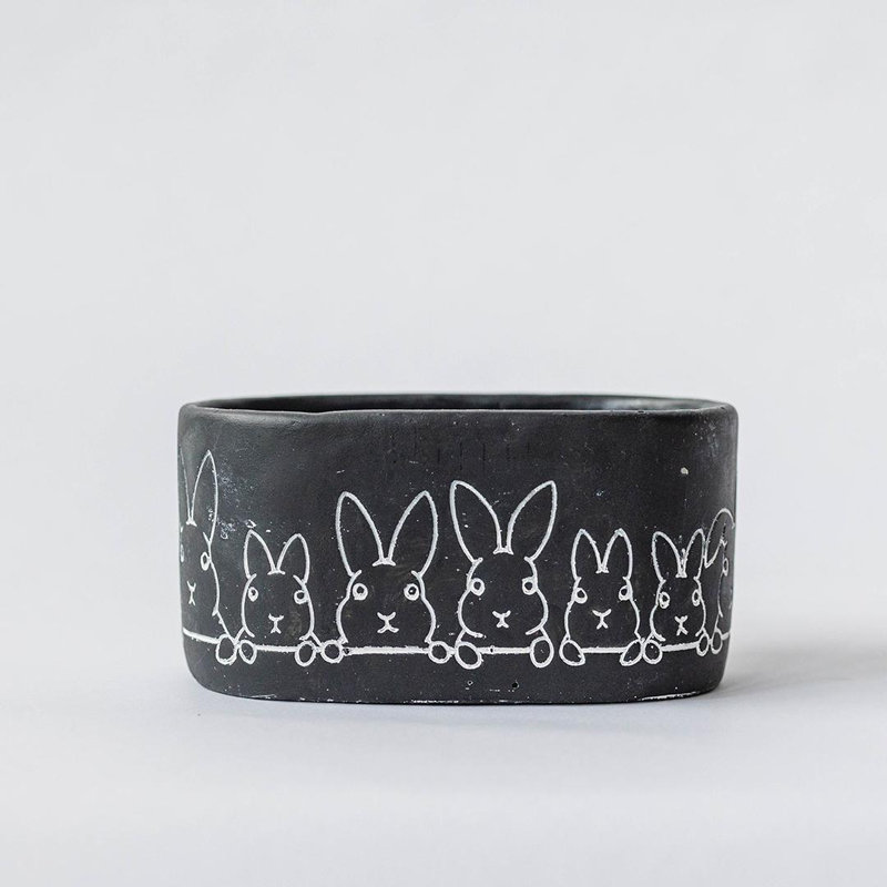 Jardinière en ciment noir avec lapins blancs, H 4 po x l 4,25 po x P 7,75 po
