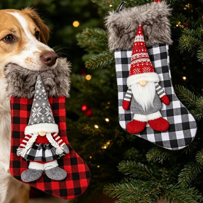 2 pièces de bas de Noël à motif écossais de Noël Buffalo, bas de cheminée en coton 18 pouces avec manchette en fausse peluche, ornements de gnome 3D, sacs-cadeaux à carreaux bonbon pour décoration de maison de vacances