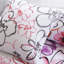 Literie King/King avec couette à fleurs roses et oreillers doux et confortables, caractéristiques de la gamme Essence Nature.