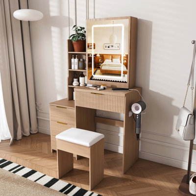 Meuble-lavabo moderne à DEL avec 3 modes d'éclairage à luminosité réglable, 4 tiroirs, plusieurs tablettes de rangement ouvertes, un support pour sèche-cheveux et une prise de courant, avec fauteuil