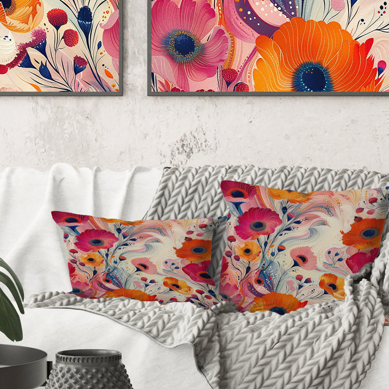 Coussin décoratif orange et rose avec motifs floraux et fantaisie, H 18 po x l 18 po
