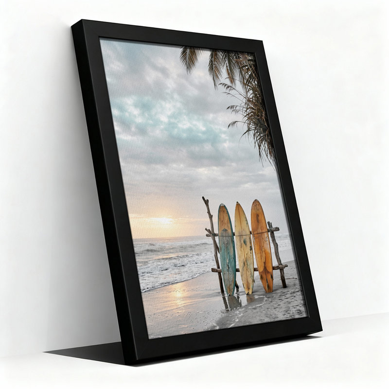 Trois planches de surf sur un support en bois flotté à la plage, art mural sur toile, H 18 po x l 12 po