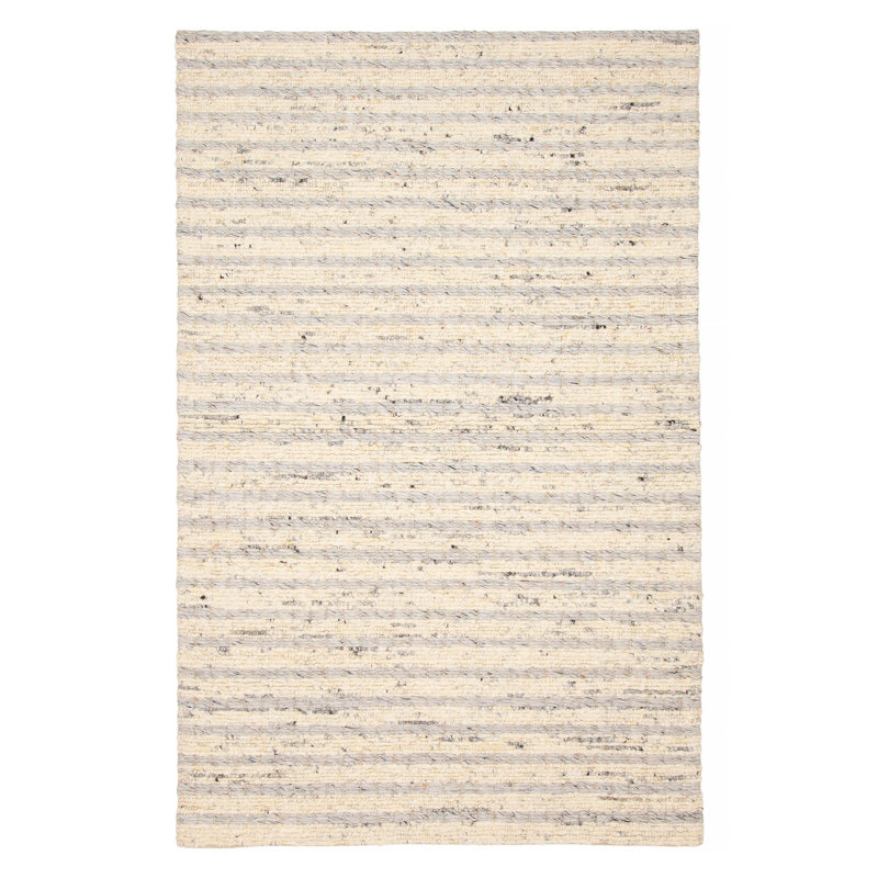 Confort moelleux avec un look et une texture artisanaux. Les fils doux et lustrés sont tissés à la main pour créer un éventail de textures, y compris des boucles surdimensionnées et des surfaces planes riches en dimensions.