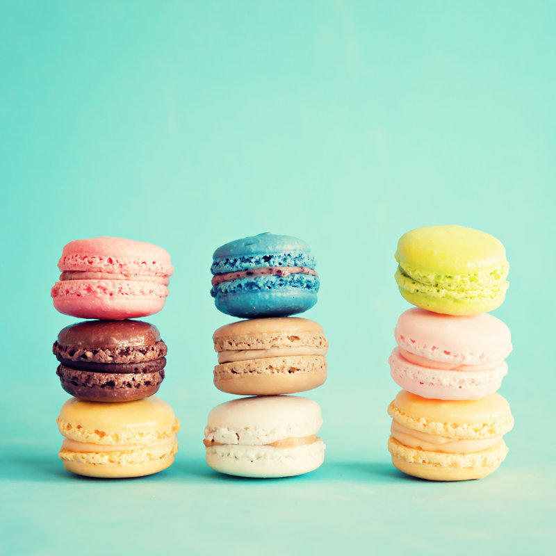 Trois tours de macarons par Andreka - photographie sur toile tendue, H 36 po x l 36 po