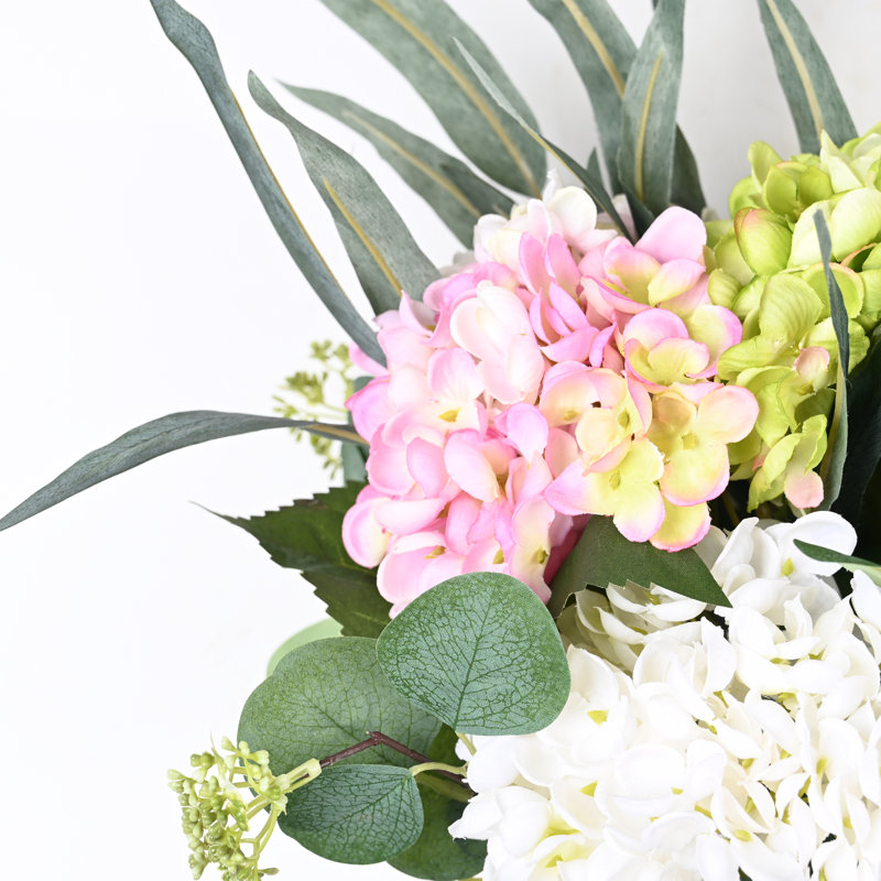 Arrangement floral d'hortensias artificiels en pot
