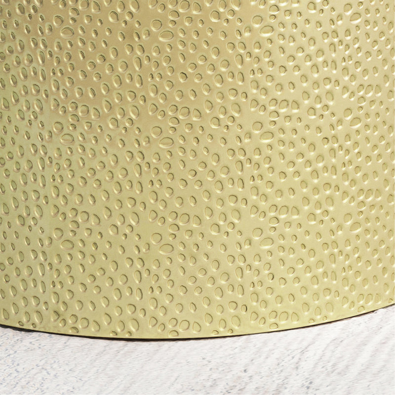 Table d'appoint en métal, un ajout polyvalent et élégant à toute décoration intérieure
