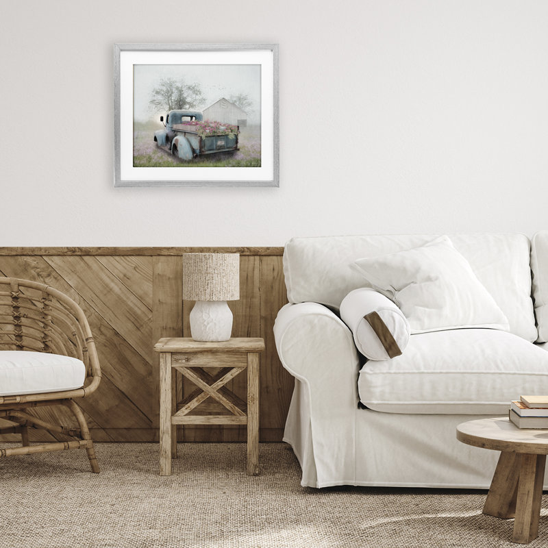«Foggy Truck with Flowers», reproduction encadrée sous verre, design par Lori Deiter, Cadre de ferme gris, H 13 po x l 16 po