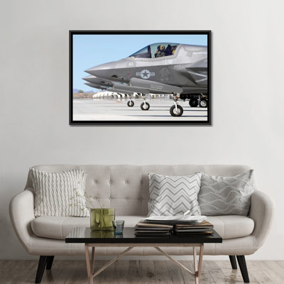 «Three F-35B Lightning IIs at Marine Corps Air Station Yuma, Arizona», reproduction de photo sur toile