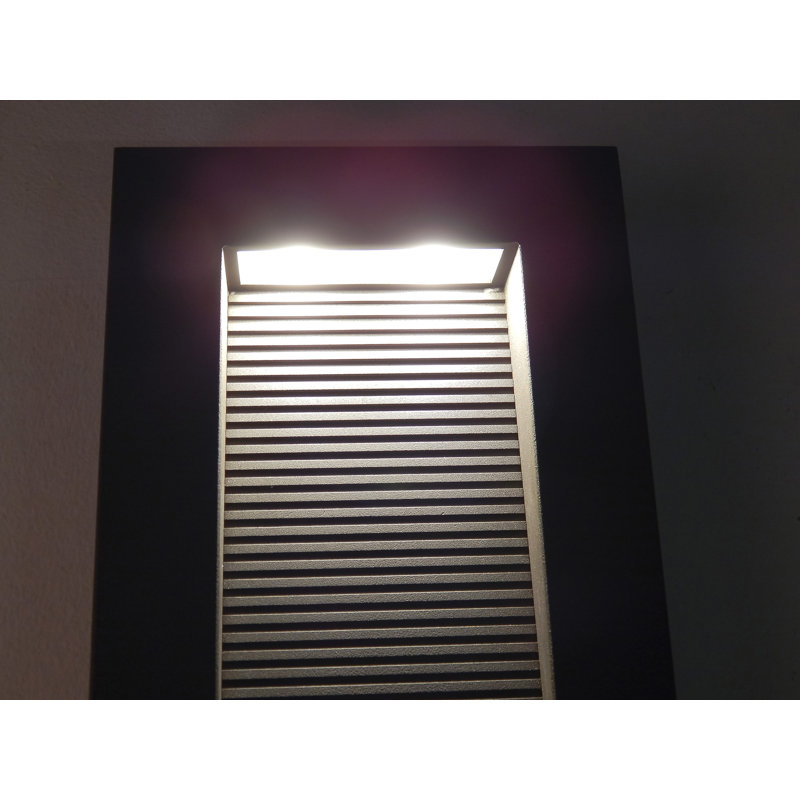 Vossi Aluminum LED Wall Light
