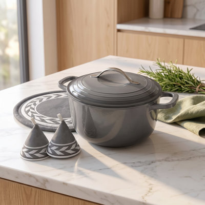 Cocotte ronde en fonte émaillée de 7,5 litres avec poignée en acier inoxydable, maniques et dessous-de-plat, coloris gris anthracite dégradé