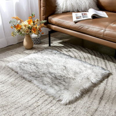 Tapis blanc / gris à poils longs fabriqué à la main Macie-Rose